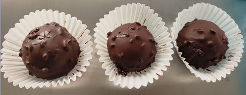 최신 회사 블로그 혁신적인 동시 초콜릿 및 땅콩 코팅 기술로 모찌 생산 과제 성공적으로 해결.