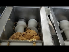 달걀 붓과 트레이를 배치하는 스콘